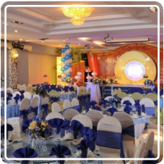 Set up bàn ghế, booth chụp ảnh